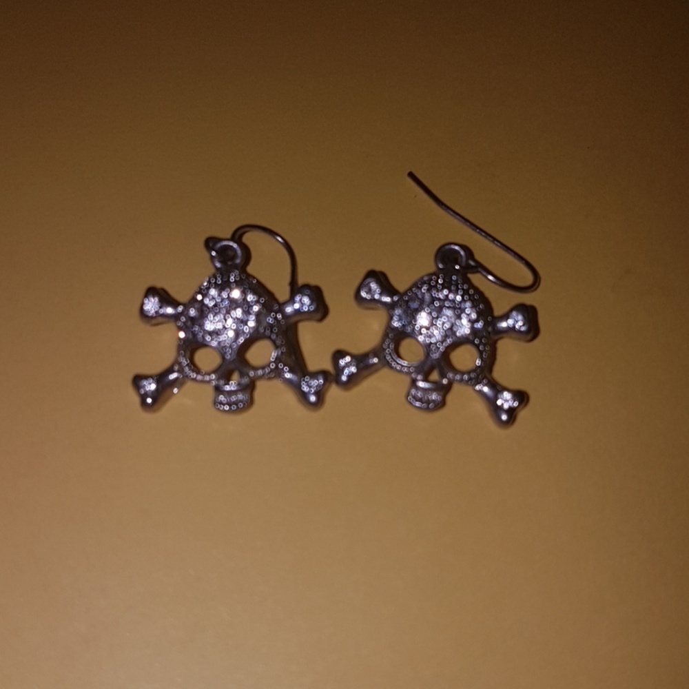 skull earrings